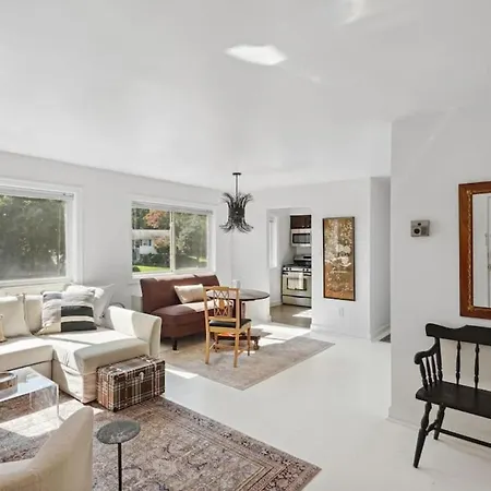 Boutique Flats On Fort Scott Drive -1Br Exec Suites, Free Parking-2